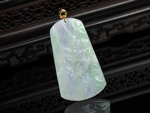 D428006 翡翠春彩山水牌  种水细腻，春彩漂亮，雕刻静止，设计新颖 尺寸：57.2*32*5mm 特价：1780 商品图1