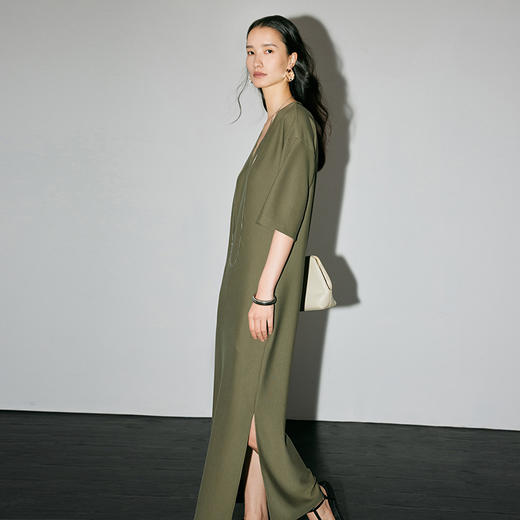 IN AND ON53428夏季新款女V领连衣裙垂感显瘦宽松简约气质开衩长裙 商品图5