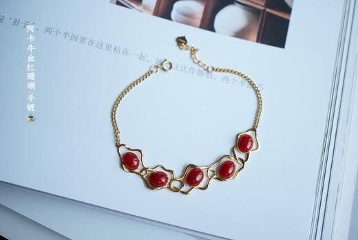 477096 18k金镶阿卡牛血红珊瑚·手链 极简大牌风，独家设计新品。 不规则几何设计，18k金精工打造。 裸石取一7.3*5.9mm，总长16.5+2.5cm延长链 超值价💰5980 商品图2