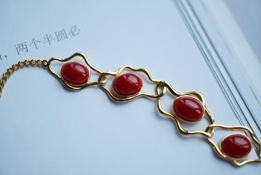 477096 18k金镶阿卡牛血红珊瑚·手链 极简大牌风，独家设计新品。 不规则几何设计，18k金精工打造。 裸石取一7.3*5.9mm，总长16.5+2.5cm延长链 超值价💰5980 商品图5