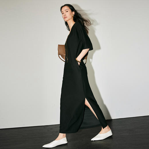 IN AND ON53428夏季新款女V领连衣裙垂感显瘦宽松简约气质开衩长裙 商品图3