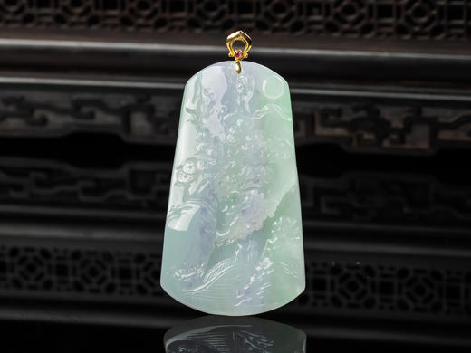 D428006 翡翠春彩山水牌  种水细腻，春彩漂亮，雕刻静止，设计新颖 尺寸：57.2*32*5mm 特价：1780 商品图3