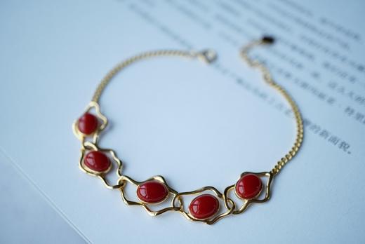 477096 18k金镶阿卡牛血红珊瑚·手链 极简大牌风，独家设计新品。 不规则几何设计，18k金精工打造。 裸石取一7.3*5.9mm，总长16.5+2.5cm延长链 超值价💰5980 商品图7
