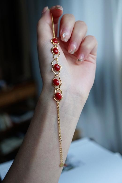 477096 18k金镶阿卡牛血红珊瑚·手链 极简大牌风，独家设计新品。 不规则几何设计，18k金精工打造。 裸石取一7.3*5.9mm，总长16.5+2.5cm延长链 超值价💰5980 商品图6