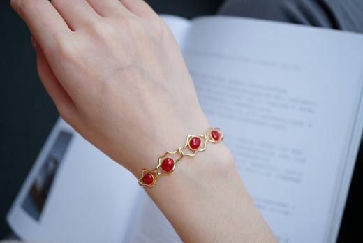 477096 18k金镶阿卡牛血红珊瑚·手链 极简大牌风，独家设计新品。 不规则几何设计，18k金精工打造。 裸石取一7.3*5.9mm，总长16.5+2.5cm延长链 超值价💰5980 商品图3