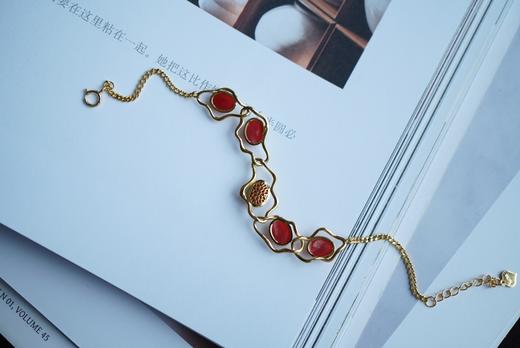 477096 18k金镶阿卡牛血红珊瑚·手链 极简大牌风，独家设计新品。 不规则几何设计，18k金精工打造。 裸石取一7.3*5.9mm，总长16.5+2.5cm延长链 超值价💰5980 商品图8
