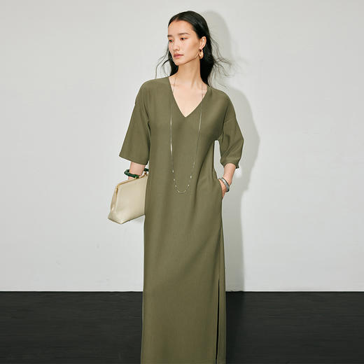 IN AND ON53428夏季新款女V领连衣裙垂感显瘦宽松简约气质开衩长裙 商品图6