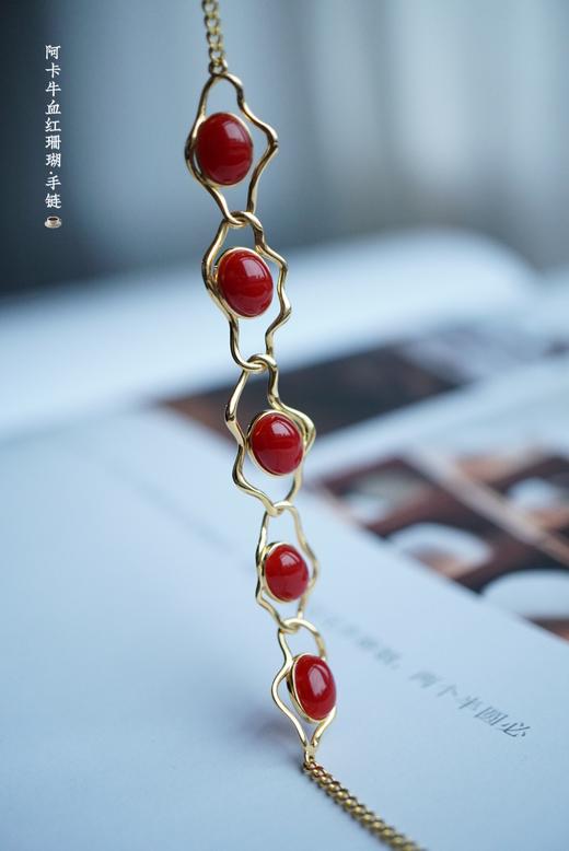 477096 18k金镶阿卡牛血红珊瑚·手链 极简大牌风，独家设计新品。 不规则几何设计，18k金精工打造。 裸石取一7.3*5.9mm，总长16.5+2.5cm延长链 超值价💰5980 商品图4