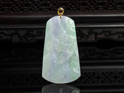 D428006 翡翠春彩山水牌  种水细腻，春彩漂亮，雕刻静止，设计新颖 尺寸：57.2*32*5mm 特价：1780 商品图0