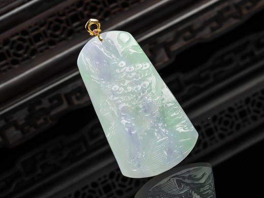 D428006 翡翠春彩山水牌  种水细腻，春彩漂亮，雕刻静止，设计新颖 尺寸：57.2*32*5mm 特价：1780 商品图2