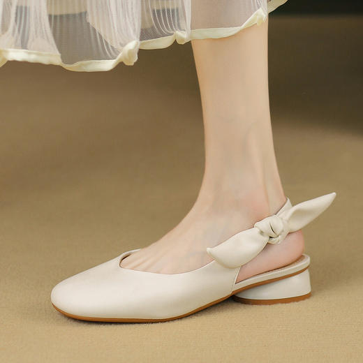 品质好货| Safiya索菲娅2023新款二层牛皮后空百搭蝴蝶结粗跟方头凉鞋SF31115769 商品图0