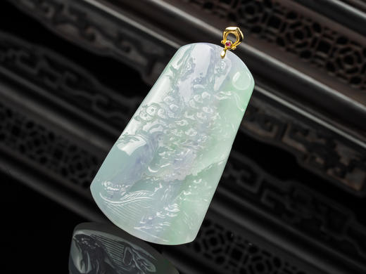 D428006 翡翠春彩山水牌  种水细腻，春彩漂亮，雕刻静止，设计新颖 尺寸：57.2*32*5mm 特价：1780 商品图5
