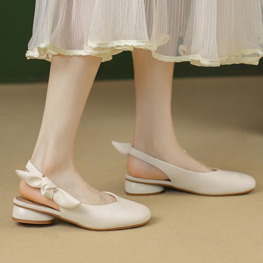 品质好货| Safiya索菲娅2023新款二层牛皮后空百搭蝴蝶结粗跟方头凉鞋SF31115769 商品图1