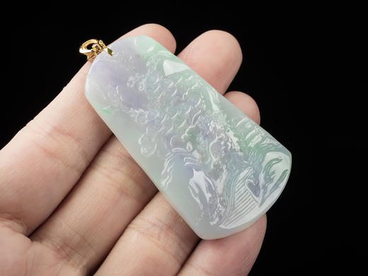 D428006 翡翠春彩山水牌  种水细腻，春彩漂亮，雕刻静止，设计新颖 尺寸：57.2*32*5mm 特价：1780 商品图7