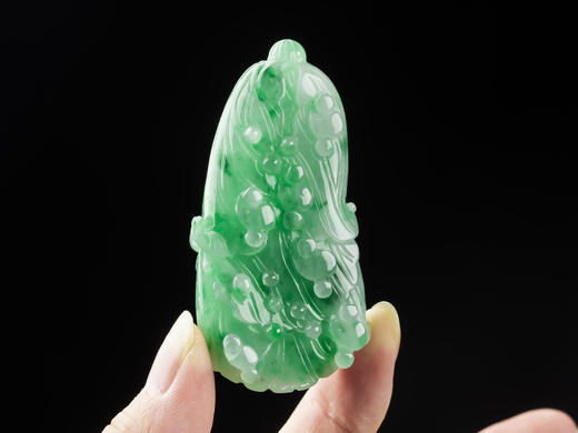 D428007 翡翠绿百财 雕刻细腻，种水好，颜色美，厚重大气，百财聚来 尺寸：68.5*35.7*15.4mm 特价：1600 商品图9