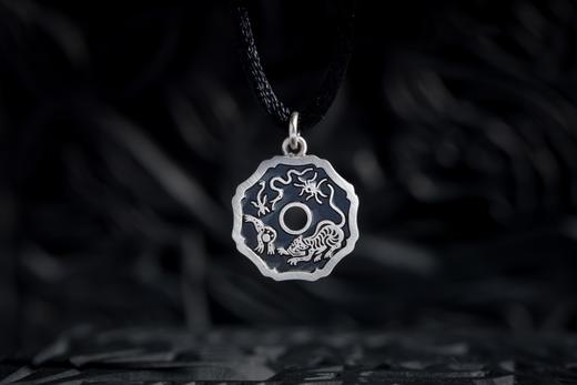 矩德泉坊 纯银手作   驱邪降福背五毒图（1.6厘米版）647 商品图2