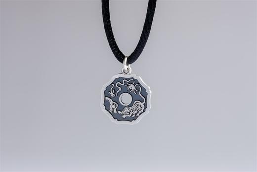 矩德泉坊 纯银手作   驱邪降福背五毒图（1.6厘米版）647 商品图1