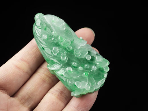 D428007 翡翠绿百财 雕刻细腻，种水好，颜色美，厚重大气，百财聚来 尺寸：68.5*35.7*15.4mm 特价：1600 商品图8