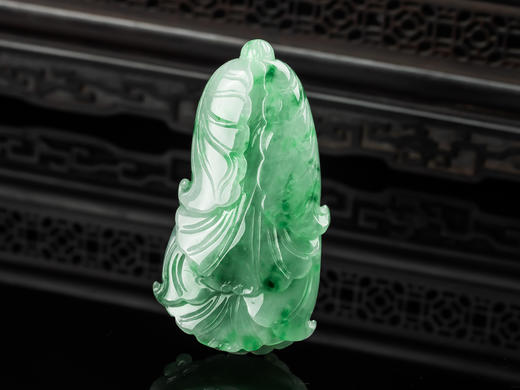 D428007 翡翠绿百财 雕刻细腻，种水好，颜色美，厚重大气，百财聚来 尺寸：68.5*35.7*15.4mm 特价：1600 商品图7