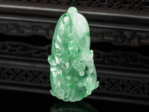 D428007 翡翠绿百财 雕刻细腻，种水好，颜色美，厚重大气，百财聚来 尺寸：68.5*35.7*15.4mm 特价：1600 商品图4
