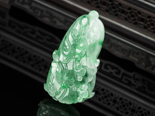 D428007 翡翠绿百财 雕刻细腻，种水好，颜色美，厚重大气，百财聚来 尺寸：68.5*35.7*15.4mm 特价：1600 商品图6