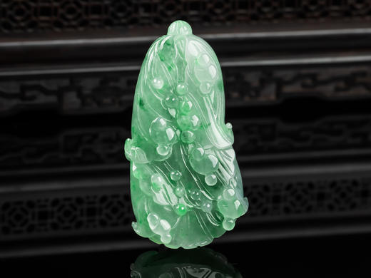 D428007 翡翠绿百财 雕刻细腻，种水好，颜色美，厚重大气，百财聚来 尺寸：68.5*35.7*15.4mm 特价：1600 商品图0