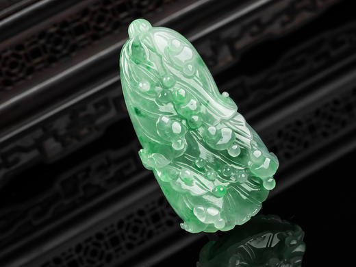 D428007 翡翠绿百财 雕刻细腻，种水好，颜色美，厚重大气，百财聚来 尺寸：68.5*35.7*15.4mm 特价：1600 商品图3