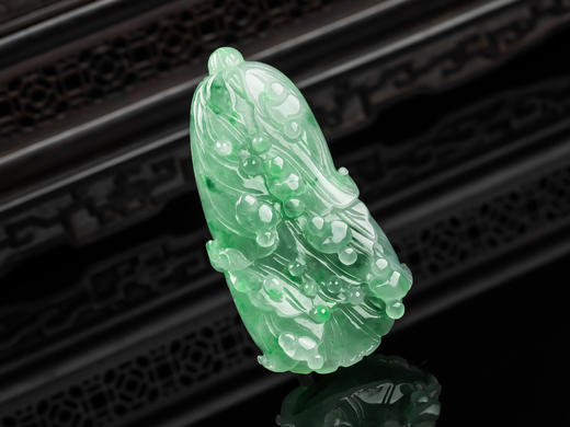 D428007 翡翠绿百财 雕刻细腻，种水好，颜色美，厚重大气，百财聚来 尺寸：68.5*35.7*15.4mm 特价：1600 商品图2