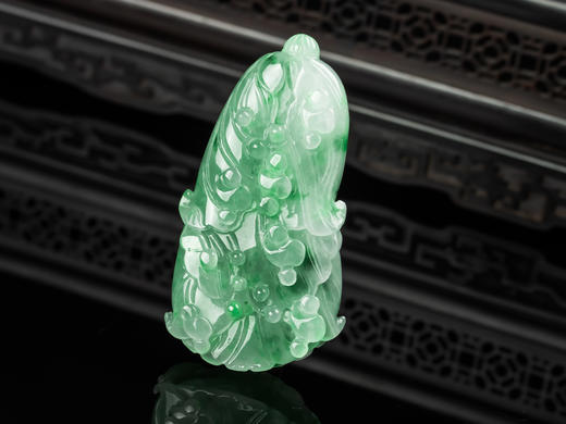 D428007 翡翠绿百财 雕刻细腻，种水好，颜色美，厚重大气，百财聚来 尺寸：68.5*35.7*15.4mm 特价：1600 商品图5