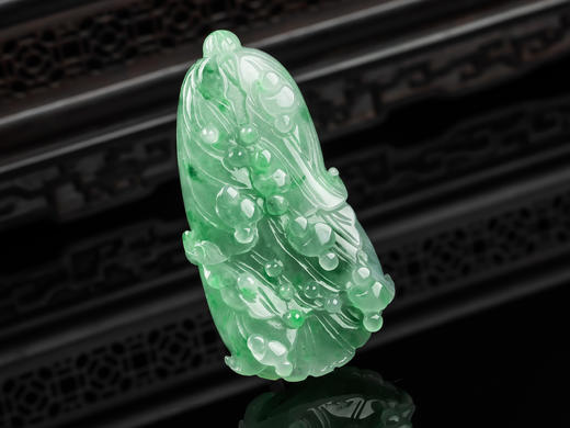 D428007 翡翠绿百财 雕刻细腻，种水好，颜色美，厚重大气，百财聚来 尺寸：68.5*35.7*15.4mm 特价：1600 商品图1