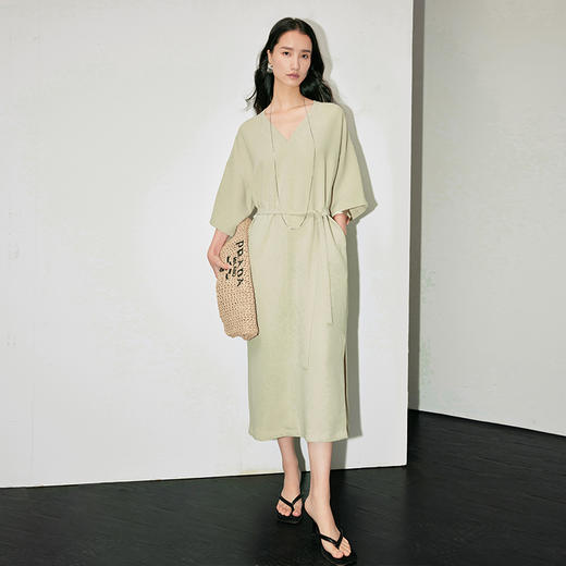 IN AND ON 53352夏季新款女V领系带重磅醋酸显瘦气质宽松开衩连衣裙 商品图2