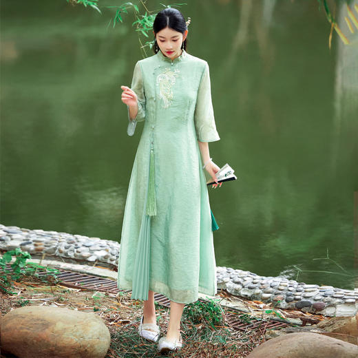 FLZD-2381夏季高定版改良旗袍流苏重工刺绣新中式国风开叉压褶连衣裙 商品图1