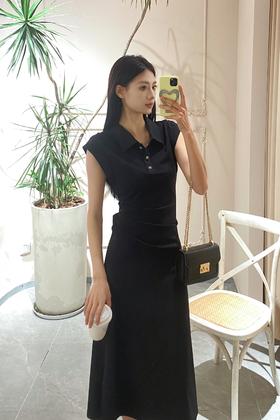 着一袭黑裙， 如夜间精灵｜ 裙摆轻拂间， 演绎着属于自己的华章。