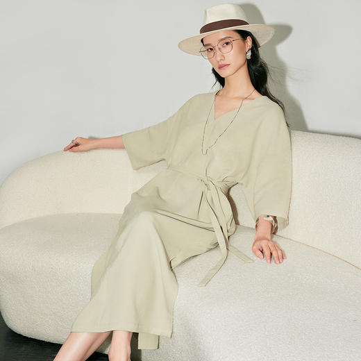 IN AND ON 53352夏季新款女V领系带重磅醋酸显瘦气质宽松开衩连衣裙 商品图1