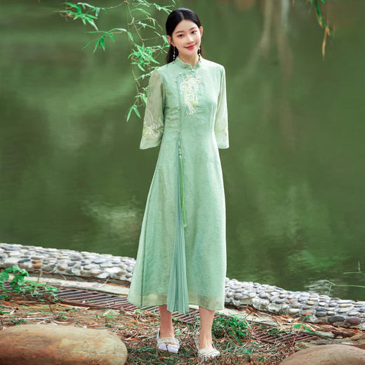 FLZD-2381夏季高定版改良旗袍流苏重工刺绣新中式国风开叉压褶连衣裙 商品图2