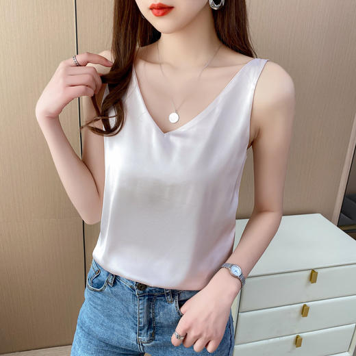 【时尚性感V领！夏季V领吊带背心】性感修身凸显气质亲肤舒适面料，女V领外穿西装内搭真丝绸缎面修身打底衫粉丝专属 商品图3