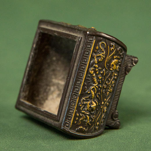 清 铜鱼化龙兽钮香薰 商品图3