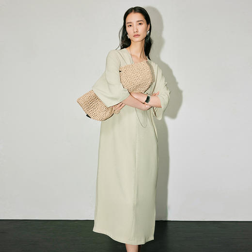 IN AND ON 53352夏季新款女V领系带重磅醋酸显瘦气质宽松开衩连衣裙 商品图4