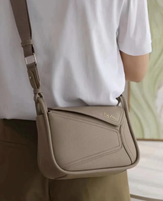 老米优品/ 复古小方包《Folli Follie希腊轻奢时尚拼接挂耳小方包》细腻柔软品质很棒，小巧大容量！ 卡其褐6月中发货 商品图6