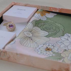 【甄珠贝·花卉系列】53*53cm小丝巾和施华洛丝巾扣胸花两用款礼盒套装