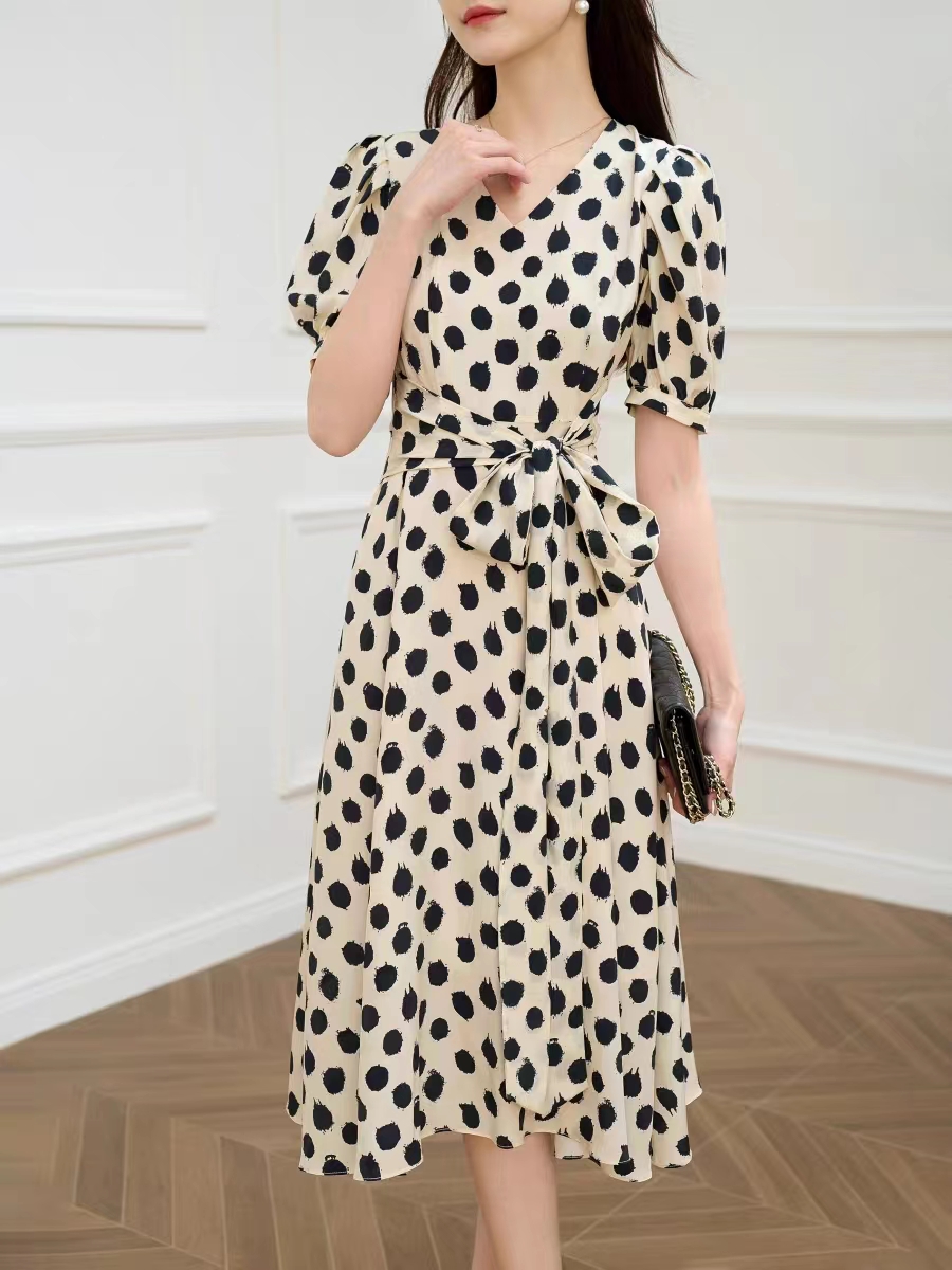 【AUChris 杏色波点晕染波点打结收腰连衣裙】——修饰出紧致的小蛮腰 沙漏曲线的身形就能轻松get到了