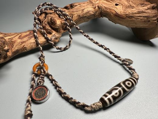 D477128  精品天珠手绘唐卡七眼天珠！寓意：勇猛超群，有求必应。福慧圆满，名声响亮！尺寸47*13左右 七星布阵，得药师佛加持。正法不断增长、大吉大利、福慧圆满之意。 特价💰780 商品图5