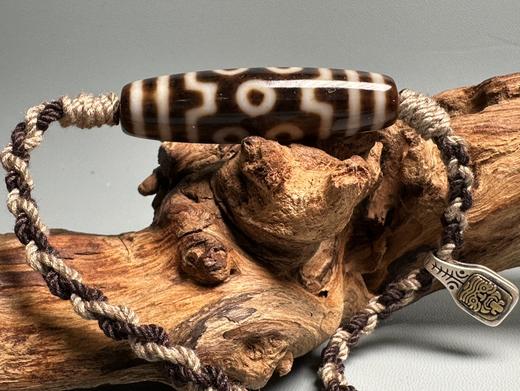 D477128  精品天珠手绘唐卡七眼天珠！寓意：勇猛超群，有求必应。福慧圆满，名声响亮！尺寸47*13左右 七星布阵，得药师佛加持。正法不断增长、大吉大利、福慧圆满之意。 特价💰780 商品图2