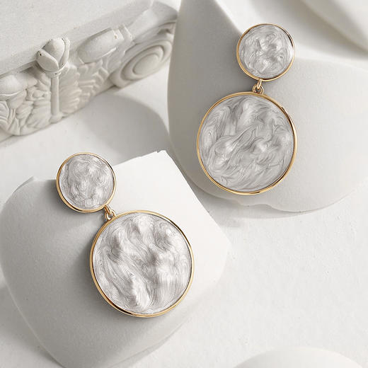 【舒淇&侯佩岑&陈德容&靳梦佳&代斯&陈婧菲&奥运冠军刘璇同款】RetroChic意大利复古时尚白色波纹珐琅耳环（加大版） 商品图1