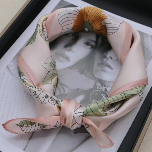 【甄珠贝·花卉系列】53*53cm小丝巾和施华洛丝巾扣胸花两用款礼盒套装 商品图1