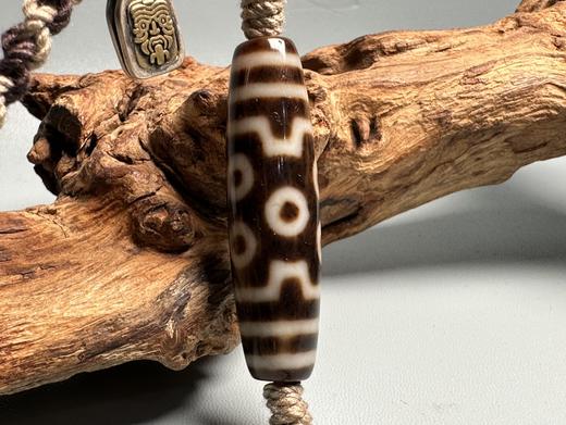 D477128  精品天珠手绘唐卡七眼天珠！寓意：勇猛超群，有求必应。福慧圆满，名声响亮！尺寸47*13左右 七星布阵，得药师佛加持。正法不断增长、大吉大利、福慧圆满之意。 特价💰780 商品图4