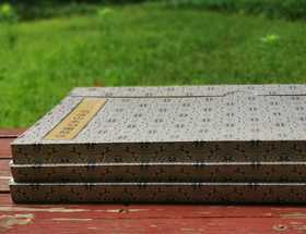 《风物在手：明清扇面选》，全三册，4开精装，散叶，尺寸：59.1cm*33cm,盒装，张捷主编，中国美术学院出版社2020年版，定价480元，售价330元。