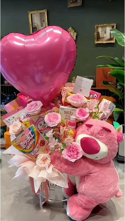 草莓熊心形气球粉玫瑰零食抱抱桶 商品图1