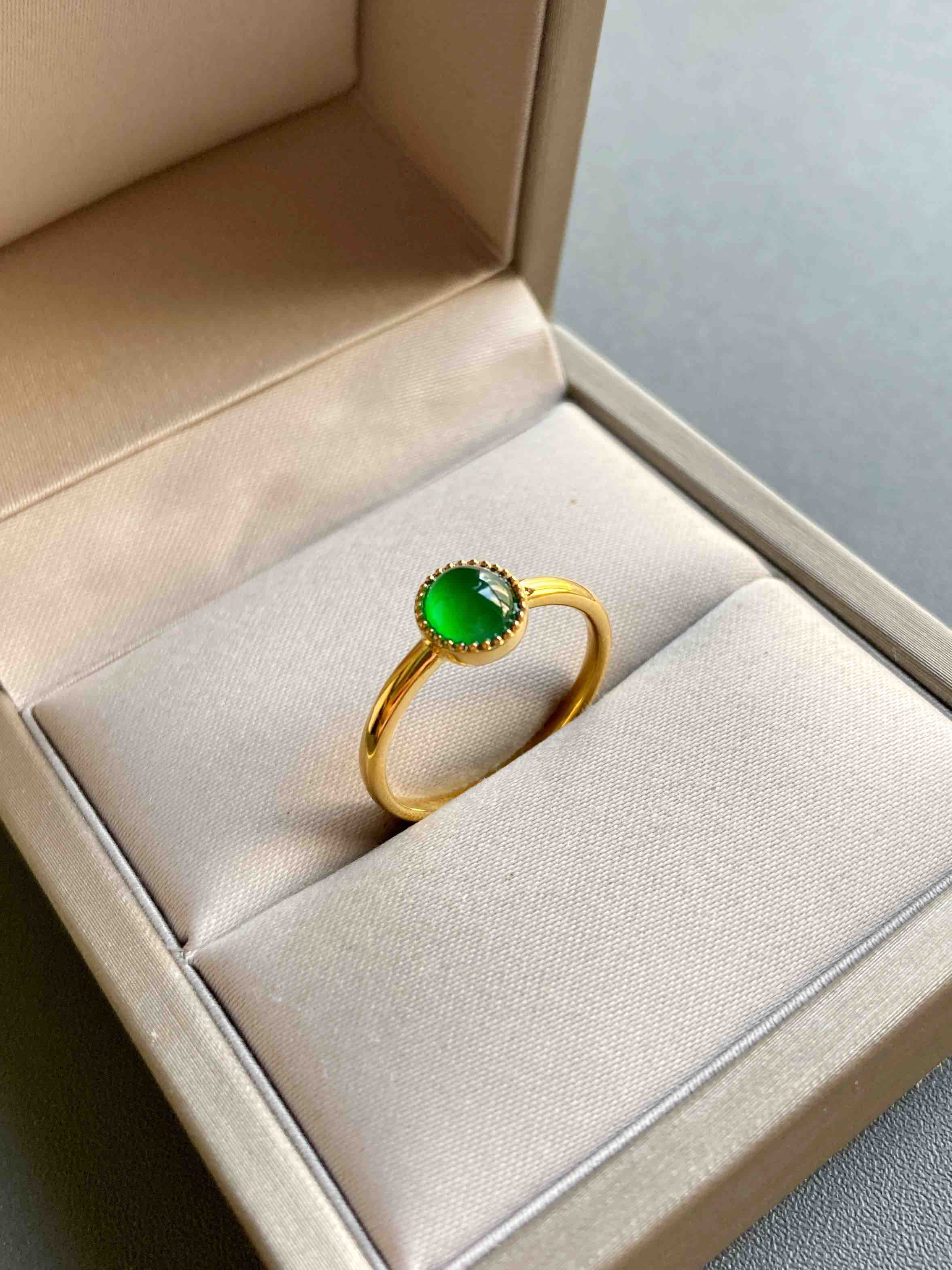 高冰种阳绿翡翠蛋面戒指18k黄金镶嵌