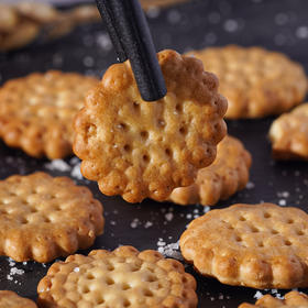 【一块很有料的饼干！网红日式小圆饼干海盐小圆饼】入口香甜咸脆，日式风味酥脆可口，咸咸甜甜好滋味，零食休闲食品整箱糕点健康